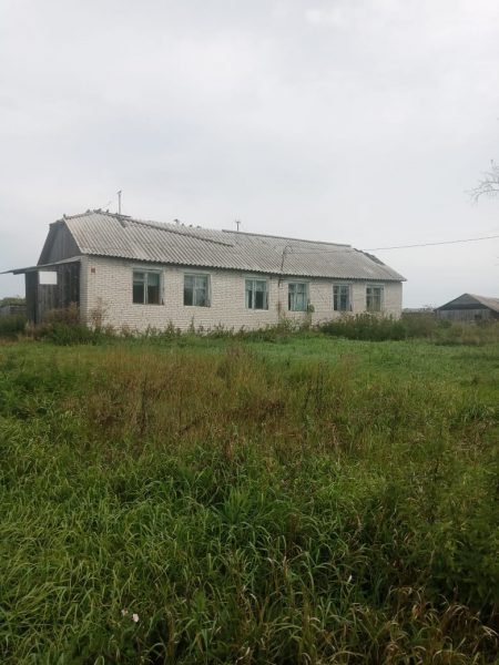 Помещение площадью 32,8 кв.м расположено в здании по адресу: Курганская область, Белозерский муниципальный округ, д. Доможирово, ул. Соловьева В.З., д. 50
