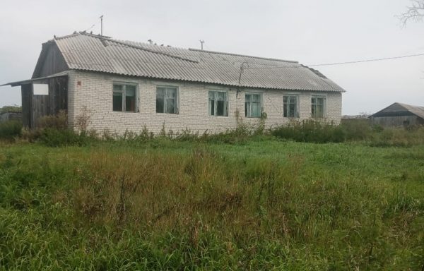 Помещение площадью 32,8 кв.м расположено в здании по адресу: Курганская область, Белозерский муниципальный округ, д. Доможирово, ул. Соловьева В.З., д. 50
